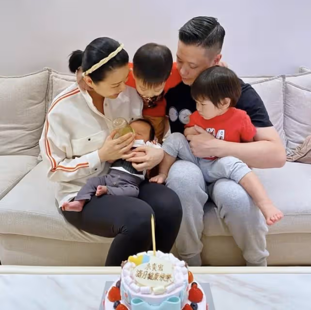 胡杏兒為老公慶祝父親節,李承德教兒子說英文,香港豪宅裝修簡約