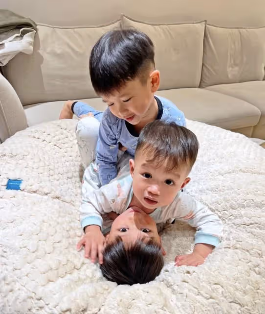 胡杏兒為老公慶祝父親節,李承德教兒子說英文,香港豪宅裝修簡約
