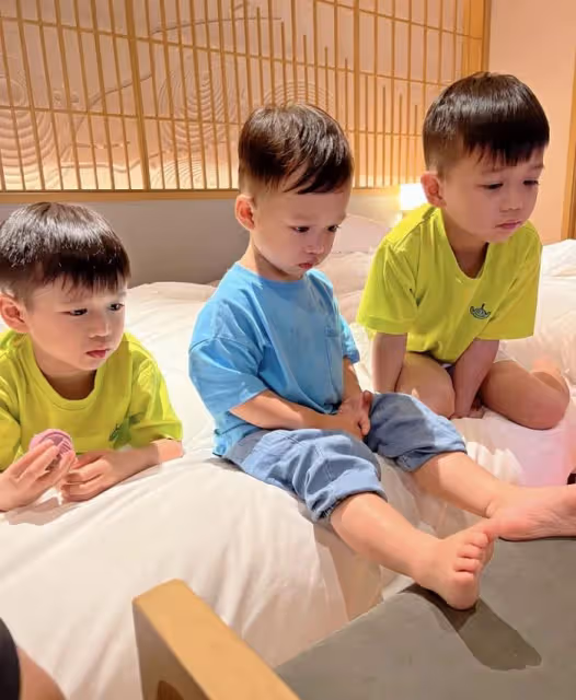 胡杏兒為老公慶祝父親節,李承德教兒子說英文,香港豪宅裝修簡約