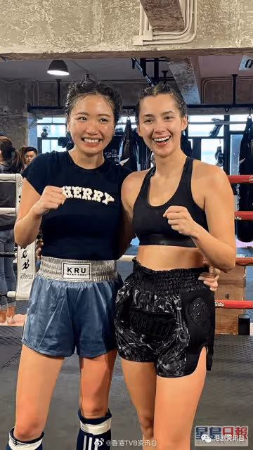 港姐謝嘉怡高衩裙大秀美腿!當選後曾暴脹瘦身成功更豐滿