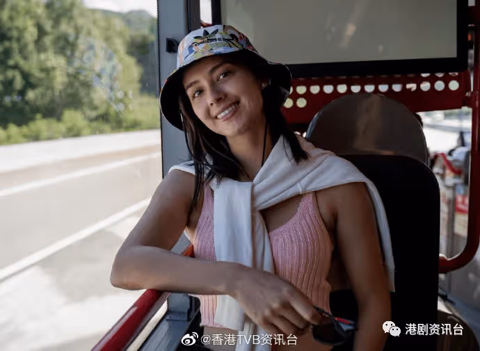 港姐謝嘉怡高衩裙大秀美腿!當選後曾暴脹瘦身成功更豐滿