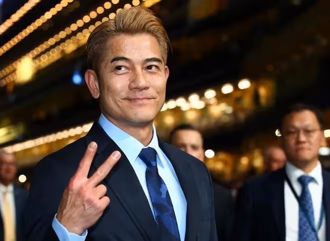 郭富城帶岳父看賽馬,女婿贏得200萬獎金,岳父鼓掌大笑