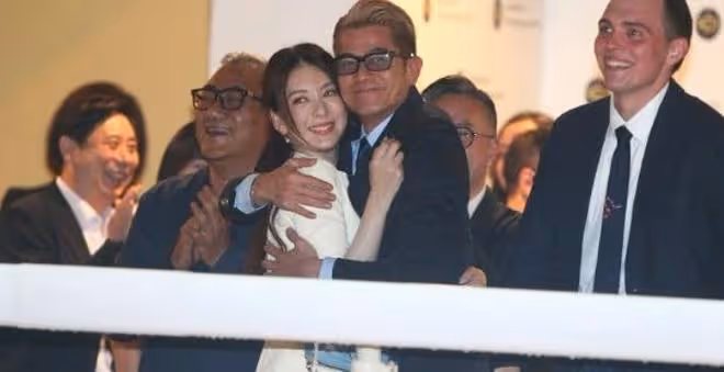 郭富城帶岳父看賽馬，女婿贏得200萬獎金，岳父鼓掌大笑