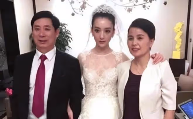 郭富城帶岳父看賽馬，女婿贏得200萬獎金，岳父鼓掌大笑
