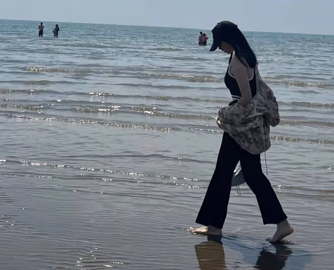 李湘13歲女兒曬近照，王詩齡穿露臍裝秀巴掌腰，纖瘦苗條身高出挑