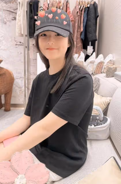 李湘13歲女兒曬近照，王詩齡穿露臍裝秀巴掌腰，纖瘦苗條身高出挑