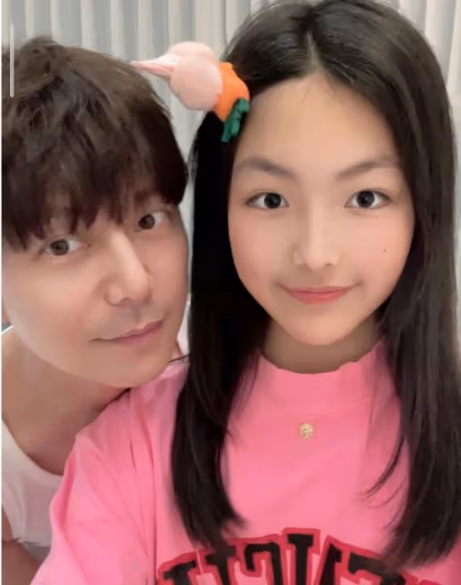李湘13歲女兒曬近照，王詩齡穿露臍裝秀巴掌腰，纖瘦苗條身高出挑