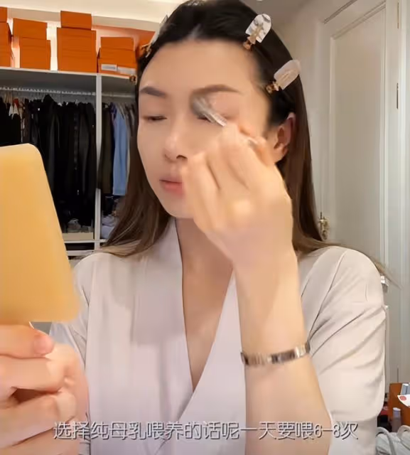 鄭愷前任分享育兒日常，坦言母乳喂養很疲憊，哺乳期喝咖啡引爭議