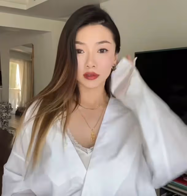鄭愷前任分享育兒日常，坦言母乳喂養很疲憊，哺乳期喝咖啡引爭議