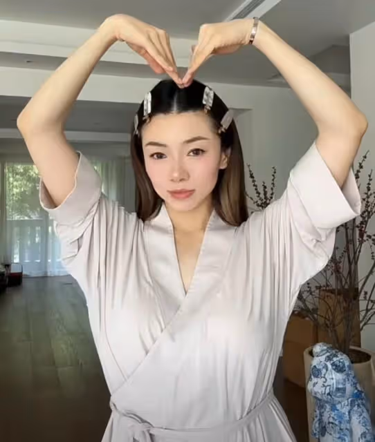 鄭愷前任分享育兒日常，坦言母乳喂養很疲憊，哺乳期喝咖啡引爭議