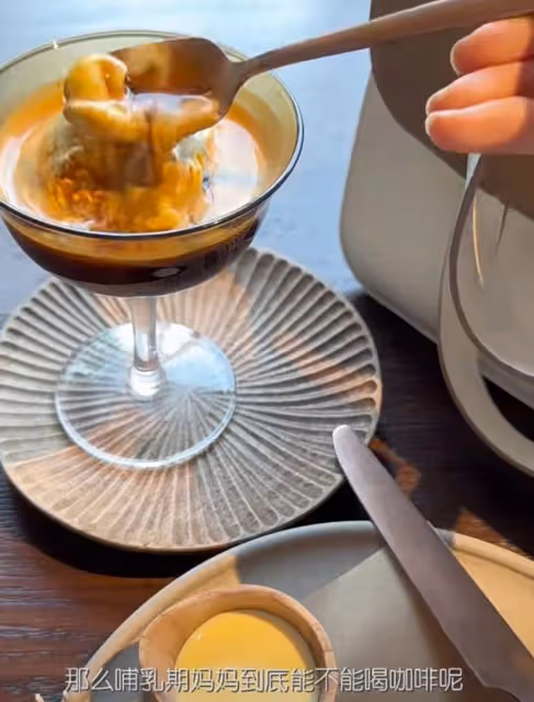 鄭愷前任分享育兒日常，坦言母乳喂養很疲憊，哺乳期喝咖啡引爭議