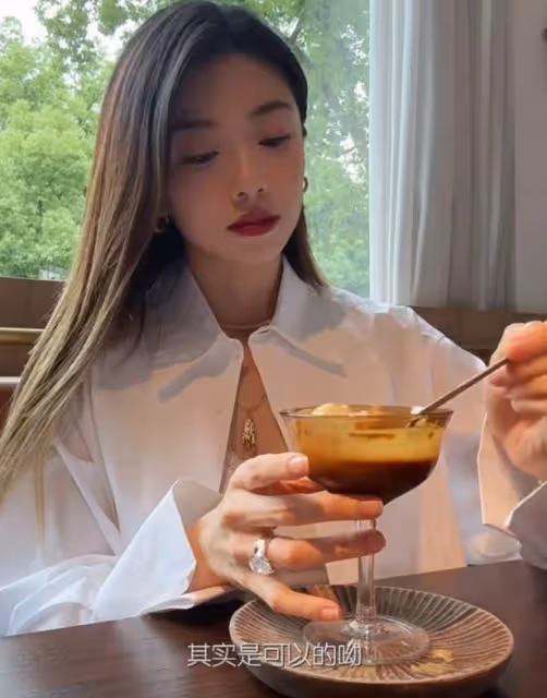 鄭愷前任分享育兒日常，坦言母乳喂養很疲憊，哺乳期喝咖啡引爭議