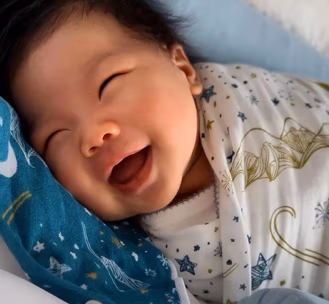 鄭愷前任分享育兒日常，坦言母乳喂養很疲憊，哺乳期喝咖啡引爭議