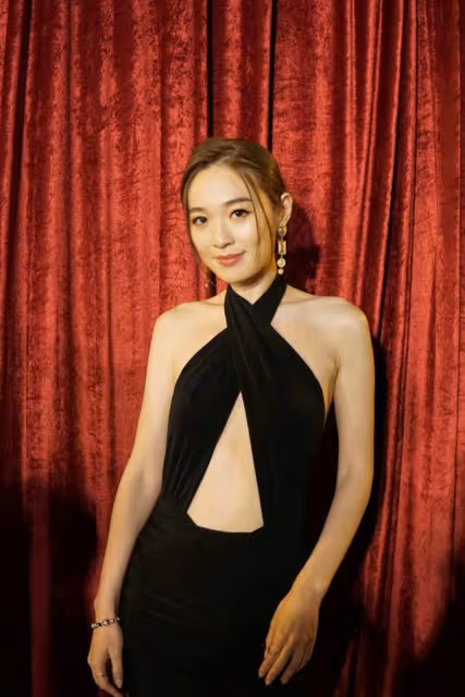 桃花運爆棚!傳TVB當紅小花同時被兩位異性猛追,本人正面回應