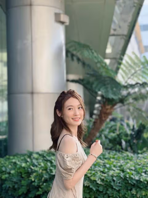 桃花運爆棚!傳TVB當紅小花同時被兩位異性猛追,本人正面回應
