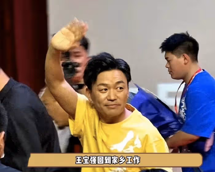王寶強回老家工作,緊抱爸爸落淚,姐姐罕見現身,姐弟倆長得超像