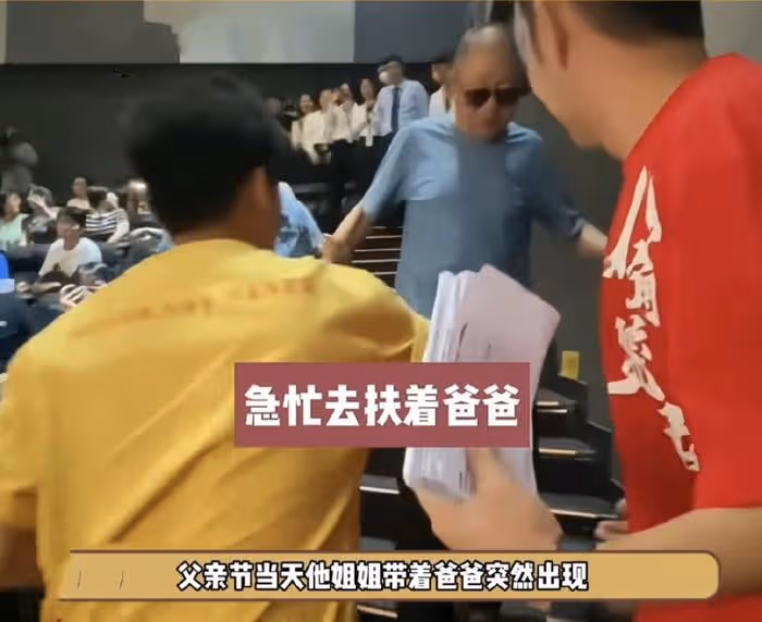 王寶強回老家工作,緊抱爸爸落淚,姐姐罕見現身,姐弟倆長得超像