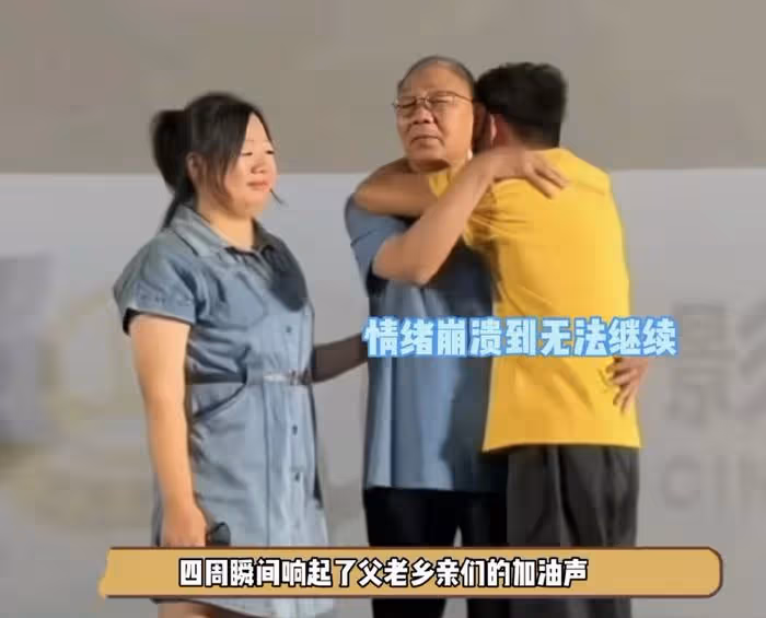 王寶強回老家工作,緊抱爸爸落淚,姐姐罕見現身,姐弟倆長得超像