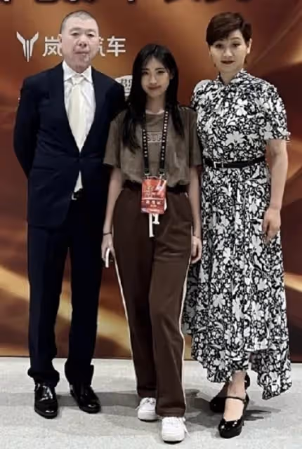 馮小剛養女父親節曬合照,被指不是親生,她霸氣回懟:你管得好寬