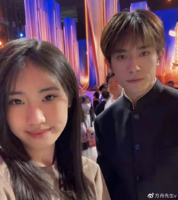 馮小剛養女父親節曬合照,被指不是親生,她霸氣回懟:你管得好寬