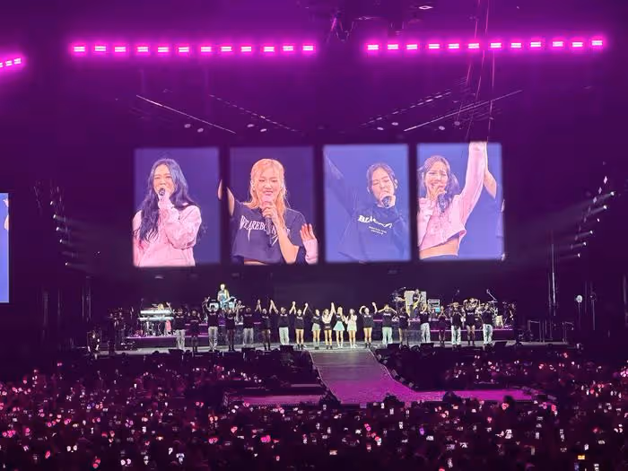 Jennie疑似在舞台上發獃走神,隊友Rosé及時發現拍她,她才驚醒