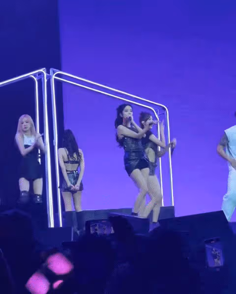 Jennie疑似在舞台上發獃走神,隊友Rosé及時發現拍她,她才驚醒