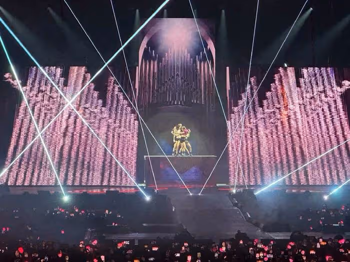 Jennie疑似在舞台上發獃走神,隊友Rosé及時發現拍她,她才驚醒