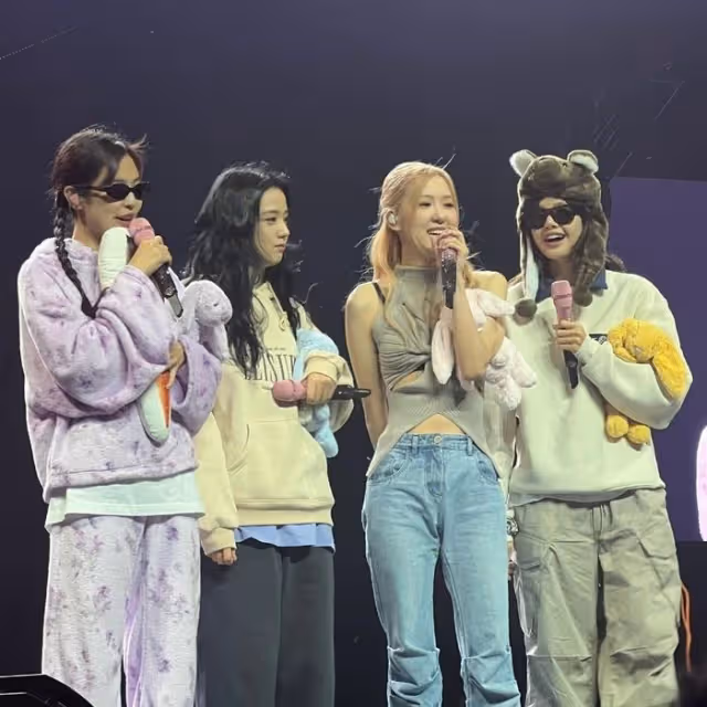 Jennie疑似在舞台上發獃走神，隊友Rosé及時發現拍她，她才驚醒