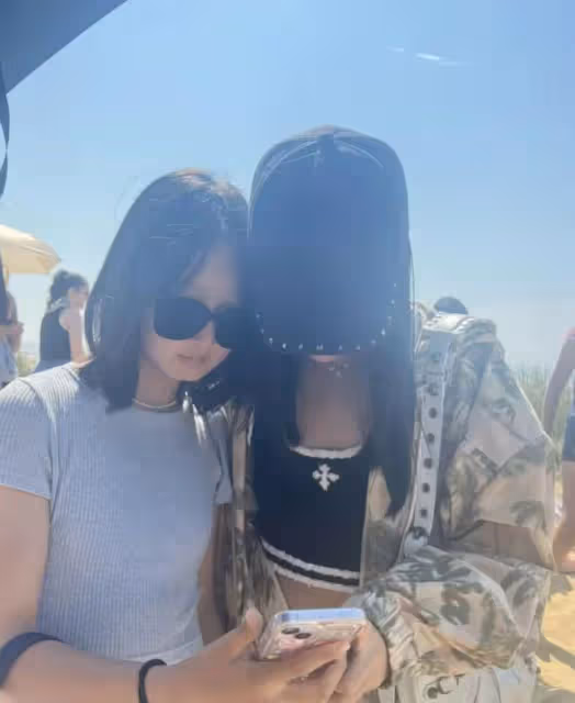 王詩齡曬國外度假照,穿背心露小蠻腰,近照酷似Angelababy