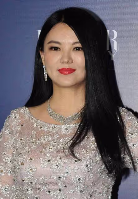 王詩齡曬國外度假照,穿背心露小蠻腰,近照酷似Angelababy