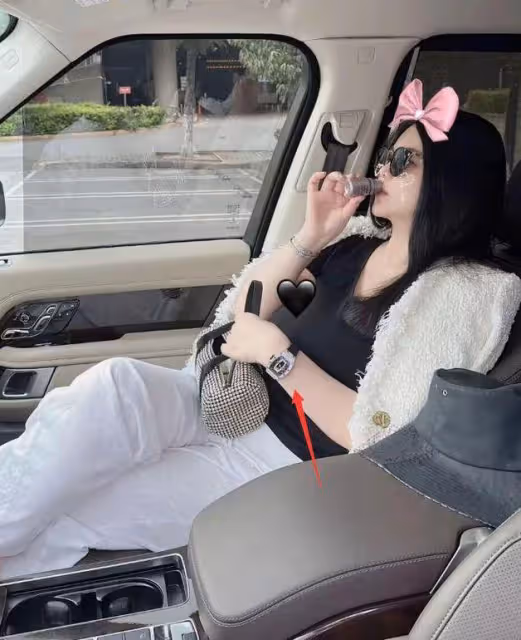 王詩齡曬國外度假照,穿背心露小蠻腰,近照酷似Angelababy