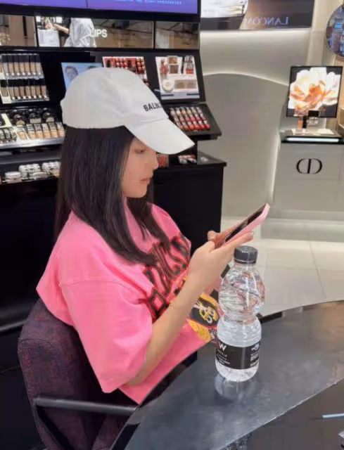 王詩齡曬國外度假照,穿背心露小蠻腰,近照酷似Angelababy