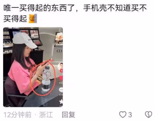 王詩齡曬國外度假照,穿背心露小蠻腰,近照酷似Angelababy