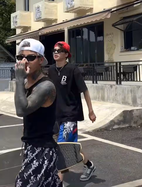 殷世航現身千島湖衝浪,打扮個性撞臉賈斯丁比伯,花臂被嘲像中毒