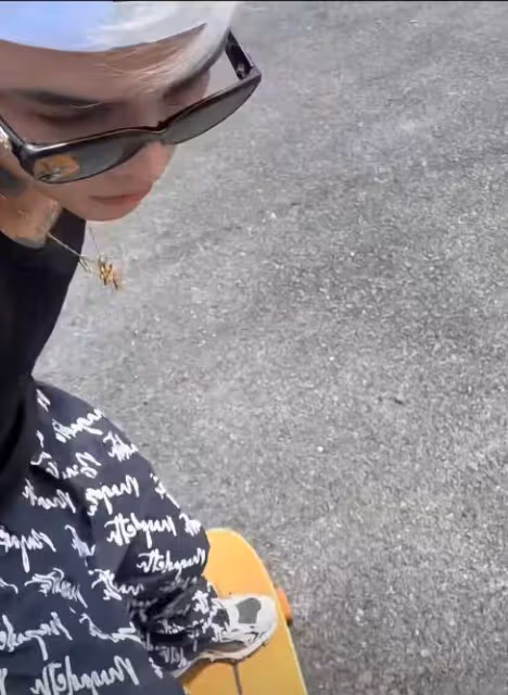 殷世航現身千島湖衝浪,打扮個性撞臉賈斯丁比伯,花臂被嘲像中毒
