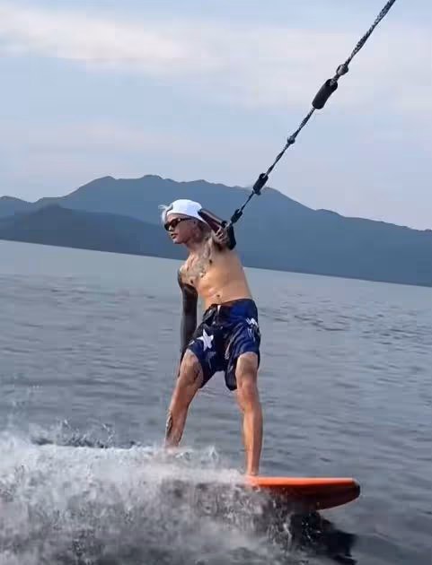 殷世航現身千島湖衝浪,打扮個性撞臉賈斯丁比伯,花臂被嘲像中毒