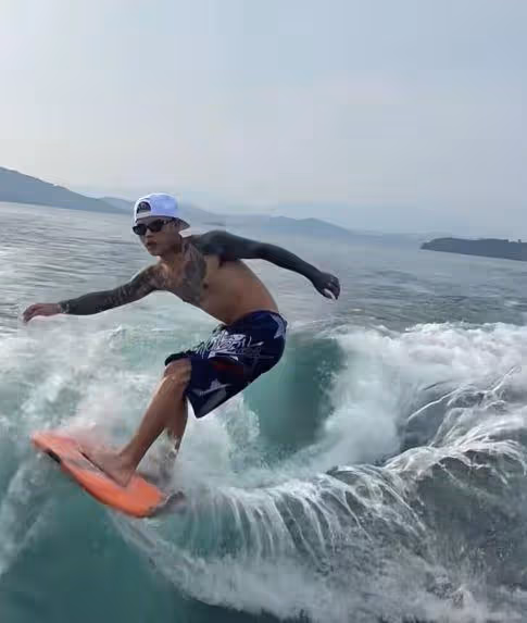 殷世航現身千島湖衝浪,打扮個性撞臉賈斯丁比伯,花臂被嘲像中毒
