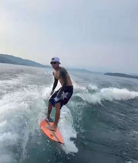 殷世航現身千島湖衝浪,打扮個性撞臉賈斯丁比伯,花臂被嘲像中毒
