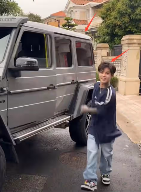 殷世航現身千島湖衝浪,打扮個性撞臉賈斯丁比伯,花臂被嘲像中毒