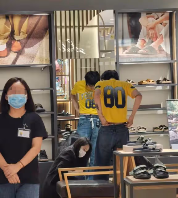 偶遇伊能靜和兒子逛街,蹲地上為兒子試鞋,哈利表情冷漠翻白眼