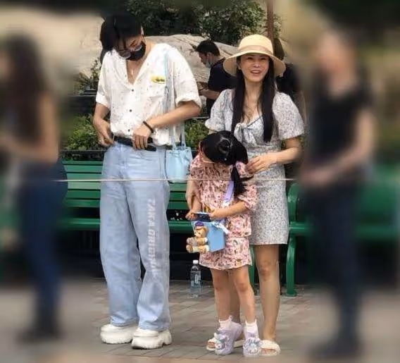偶遇伊能靜和兒子逛街,蹲地上為兒子試鞋,哈利表情冷漠翻白眼