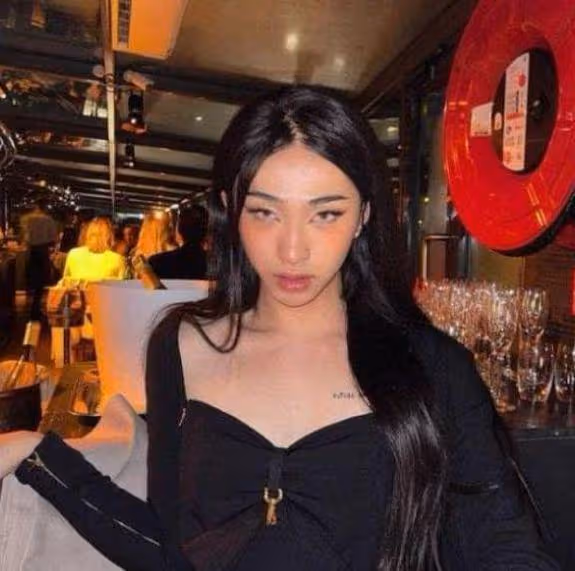 偶遇伊能靜和兒子逛街,蹲地上為兒子試鞋,哈利表情冷漠翻白眼