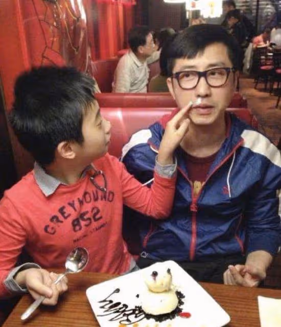 偶遇伊能靜和兒子逛街,蹲地上為兒子試鞋,哈利表情冷漠翻白眼