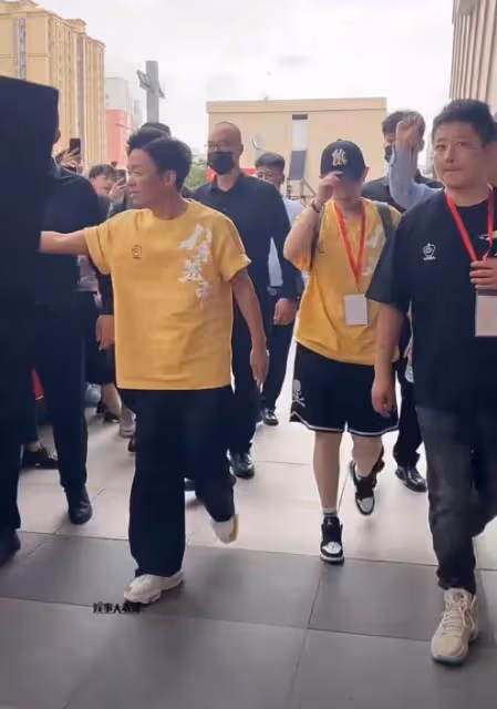 王寶強回老家宣傳新片,父親姐姐罕見露面,姐弟顏值如複製粘貼