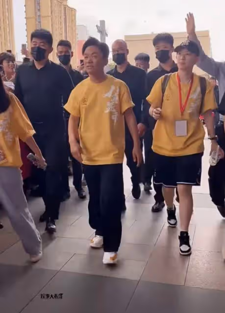 王寶強回老家宣傳新片,父親姐姐罕見露面,姐弟顏值如複製粘貼