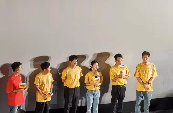 王寶強回老家宣傳新片,父親姐姐罕見露面,姐弟顏值如複製粘貼