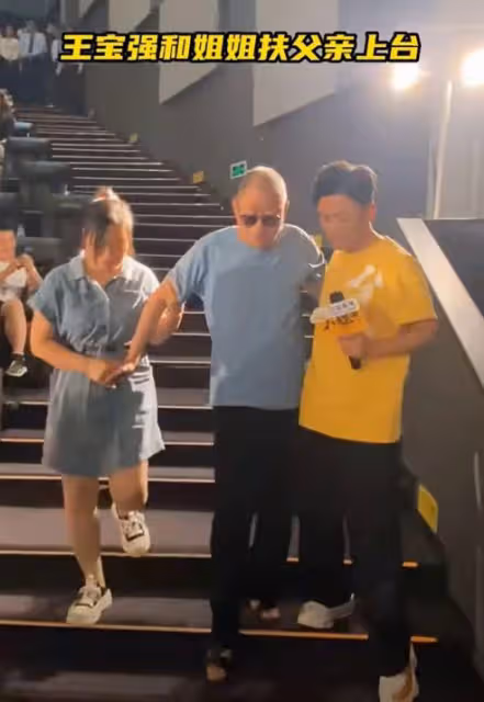 王寶強回老家宣傳新片,父親姐姐罕見露面,姐弟顏值如複製粘貼