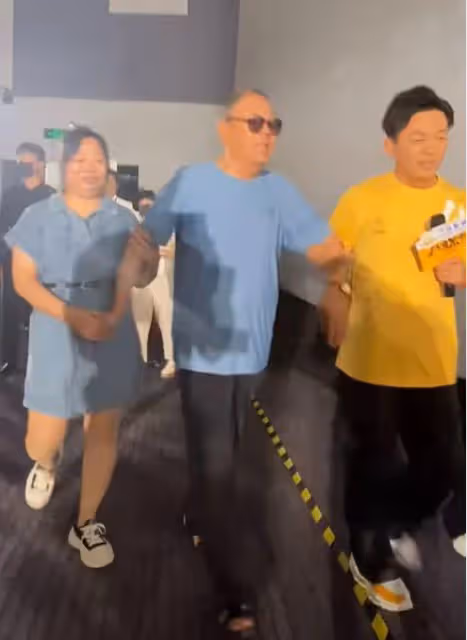 王寶強回老家宣傳新片,父親姐姐罕見露面,姐弟顏值如複製粘貼