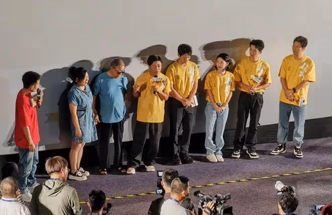 王寶強回老家宣傳新片,父親姐姐罕見露面,姐弟顏值如複製粘貼
