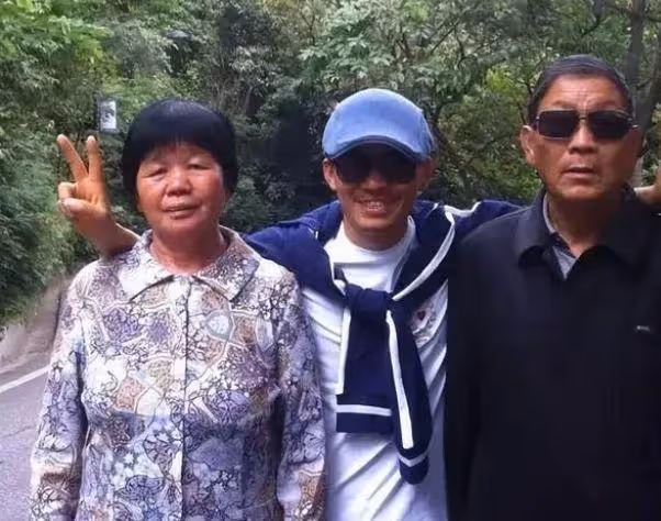 王寶強回老家宣傳新片,父親姐姐罕見露面,姐弟顏值如複製粘貼